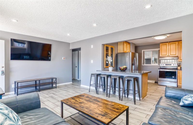 6950 Avrum Dr, Denver, CO 80221