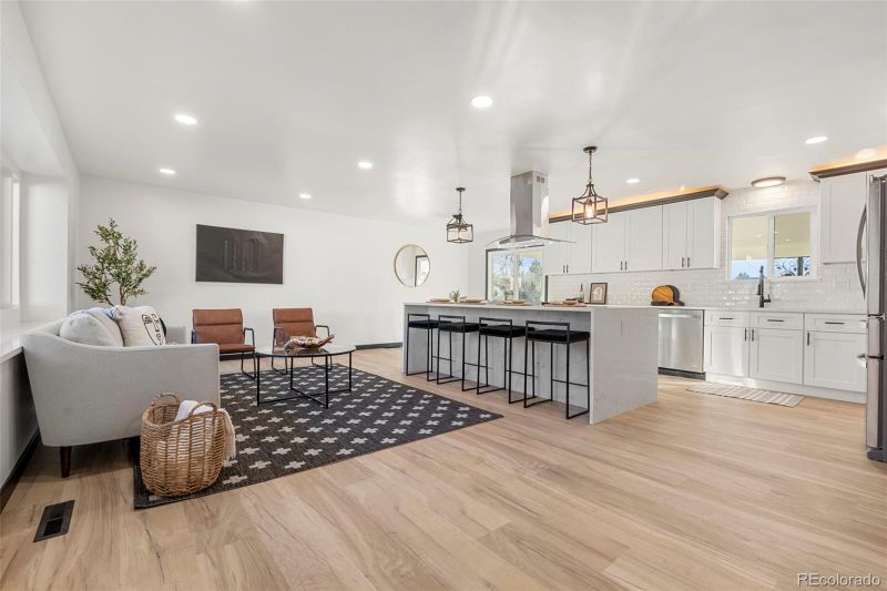 355 S Monaco Pw, Denver, CO 80224