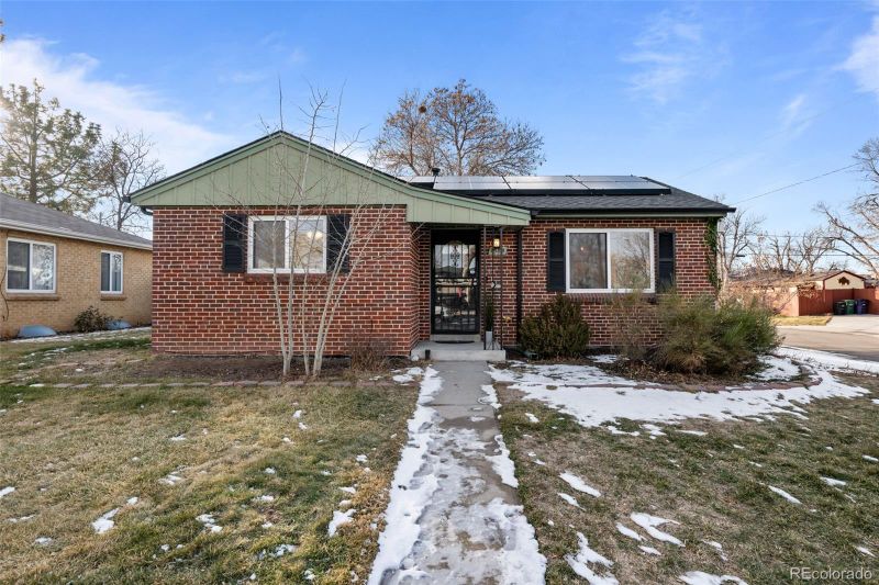 1585 Roslyn St, Denver, CO 80220