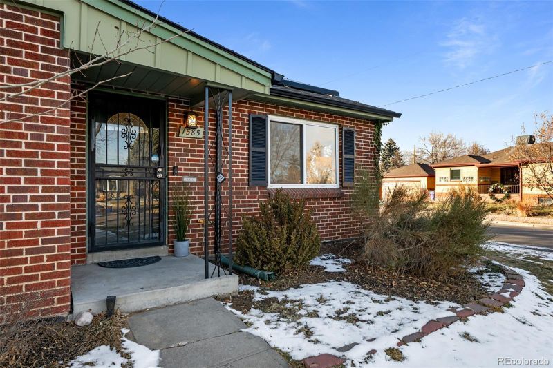 1585 Roslyn St, Denver, CO 80220