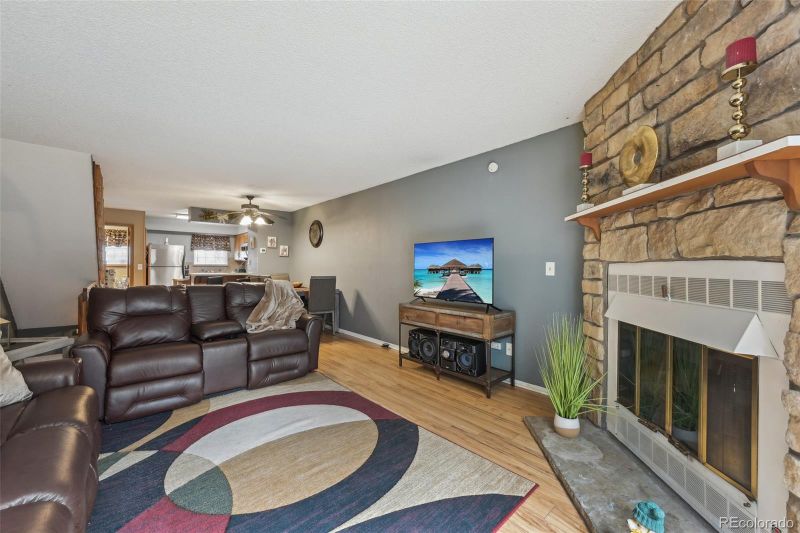 912 S Paris Ct, Aurora, CO 80012