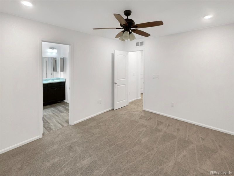 810 N Vandriver Way, Aurora, CO 80018