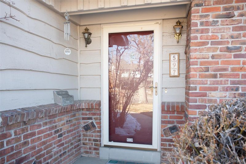 597 Oakland Ct, Aurora, CO 80010