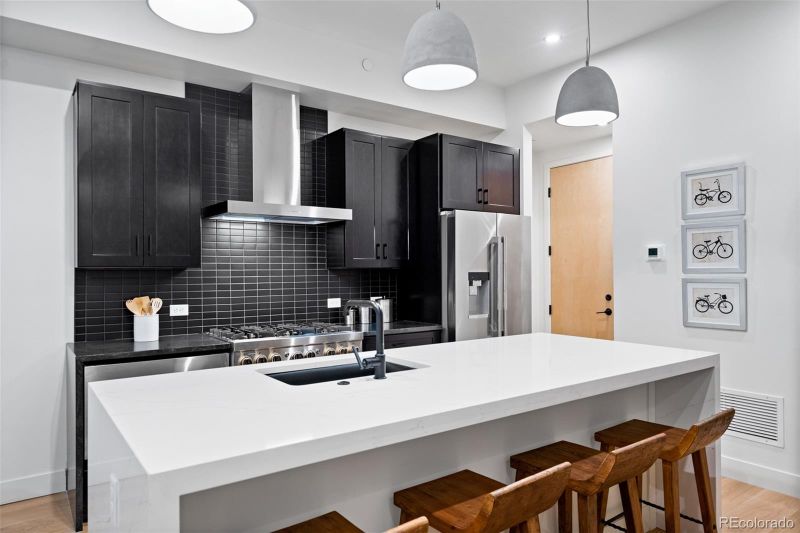 2010 Pearl St #B, Boulder, CO 80302