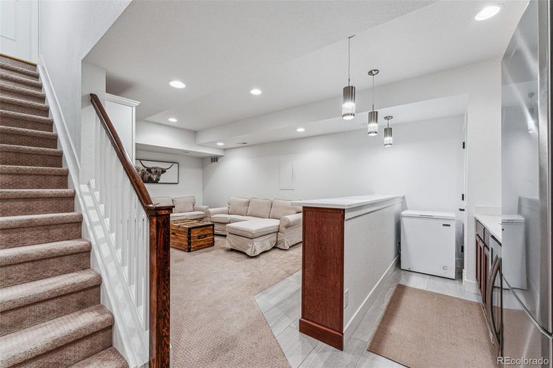 1082 Roslyn St, Denver, CO 80230