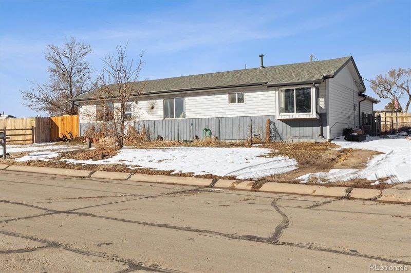 445 4th St, Bennett, CO 80102