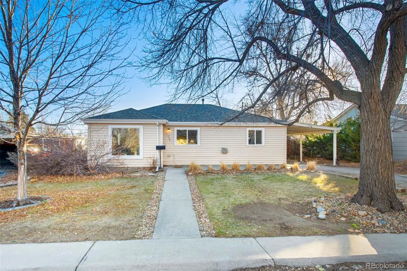 1050 Uvalda St, Aurora, CO 80011