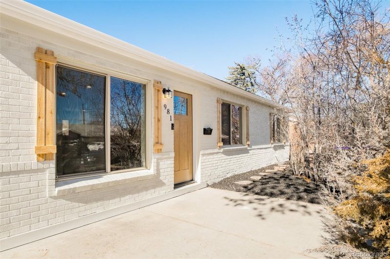 981 Tucson St, Aurora, CO 80011