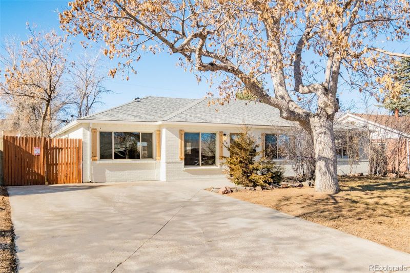 981 Tucson St, Aurora, CO 80011