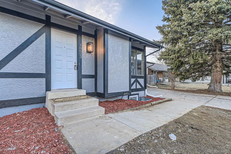 16623 E Kent Dr, Aurora, CO 80013
