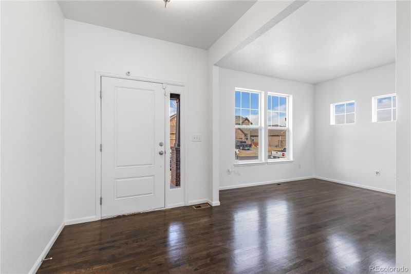 6284 N Genoa Way, Aurora, CO 80019