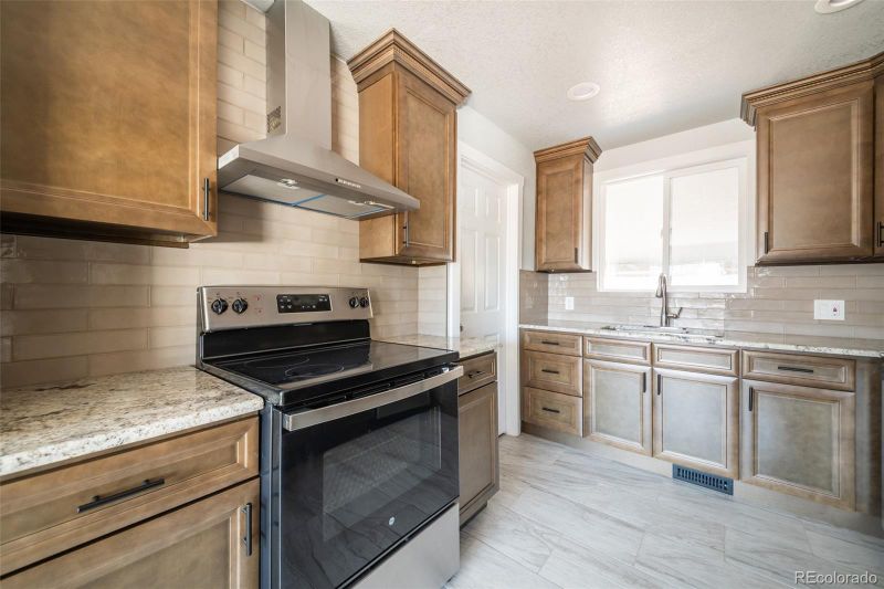 6671 Oneida St, Commerce City, CO 80022