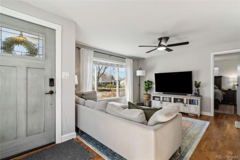 1040 Florence St, Aurora, CO 80010