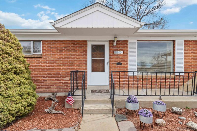 6900 Avrum Dr, Denver, CO 80221