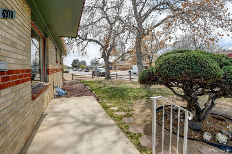 6970 Avrum Dr, Denver, CO 80221