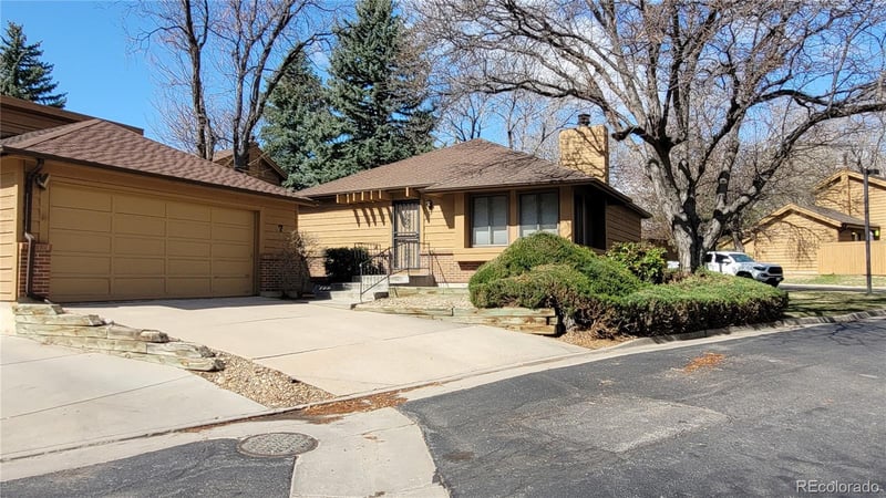 7 S Eagle Cir, Aurora, CO 80012