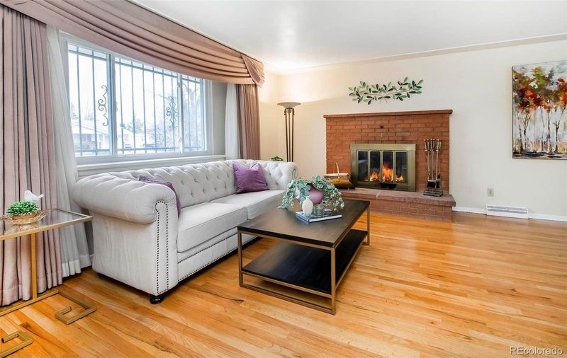 589 Newark St, Aurora, CO 80010