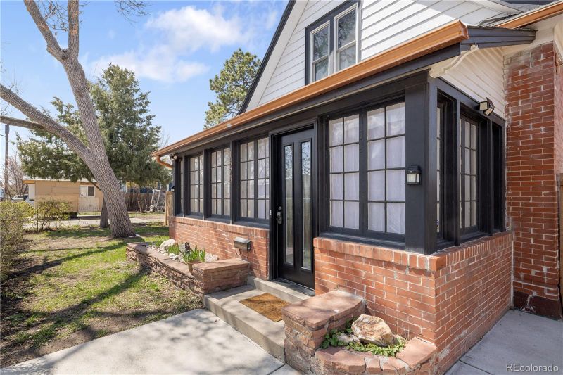 1575 Clinton St, Aurora, CO 80010