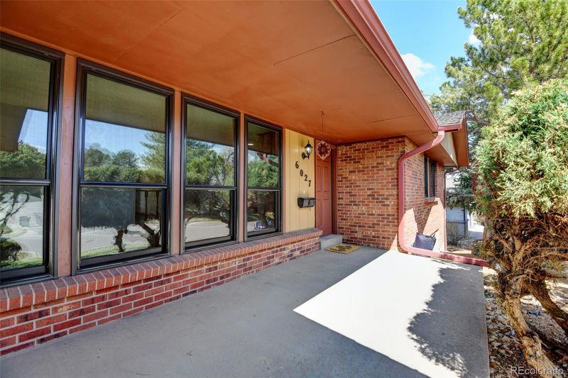 6027 S Locust St, Centennial, CO 80111