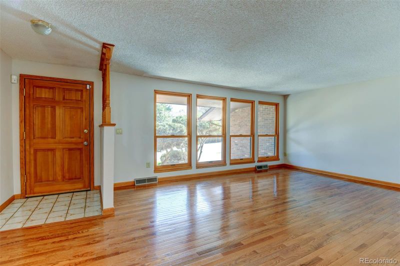 6027 S Locust St, Centennial, CO 80111