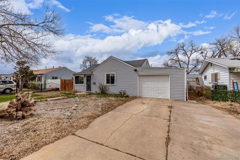 985 Nile St, Aurora, CO 80010
