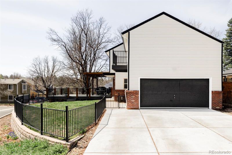 899 W Peakview Cir, Littleton, CO 80120
