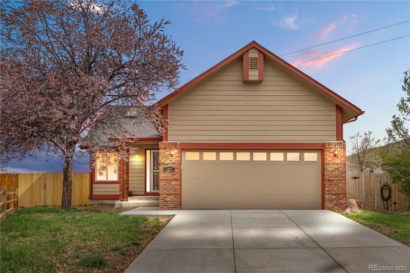 7507 Halleys Dr, Littleton, CO 80125