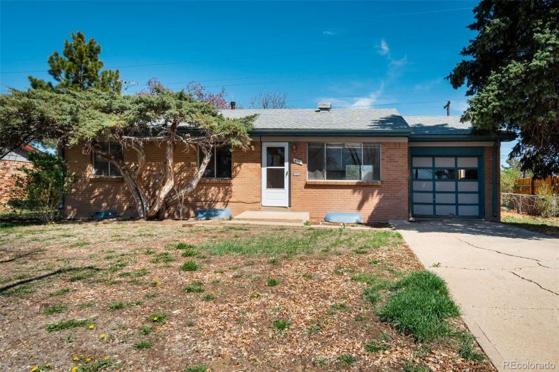 476 Zion St, Aurora, CO 80011