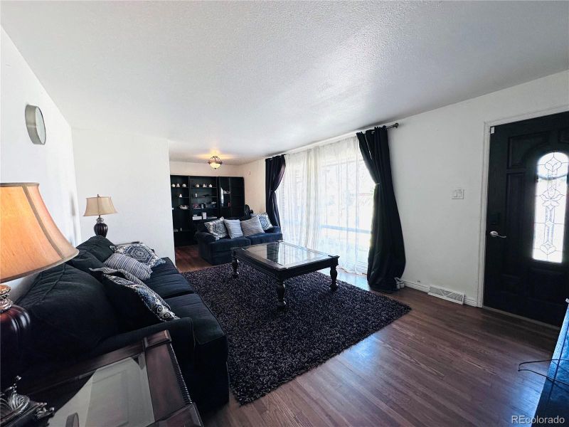 413 Jamaica St, Aurora, CO 80010