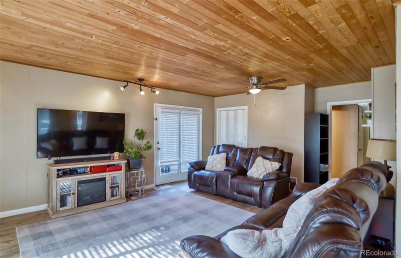 693 E Ave, Limon, CO 80828