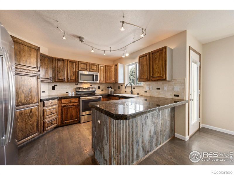 927 Wisteria Dr, Loveland, CO 80538