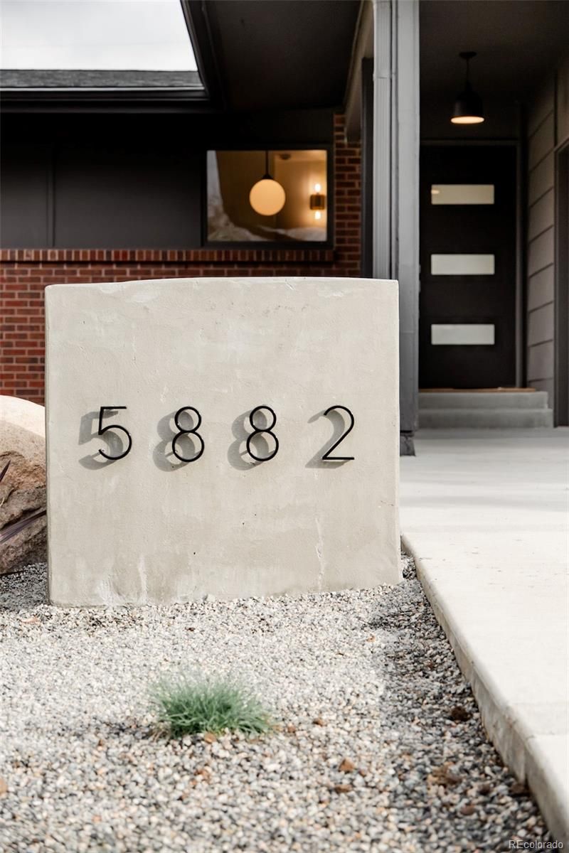 5882 W Chestnut Ave, Littleton, CO 80128