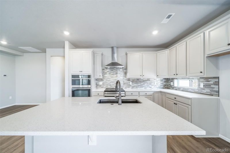 21905 E 51st Dr, Aurora, CO 80019