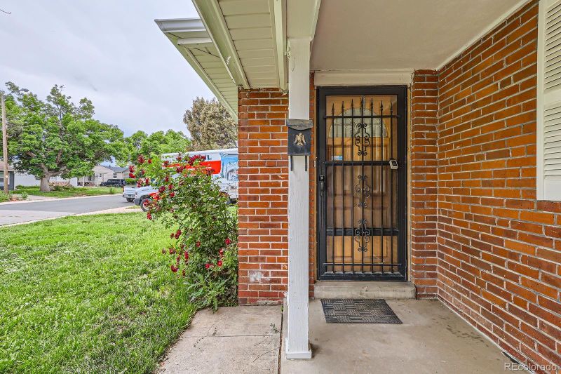 1325 Geneva St, Aurora, CO 80010