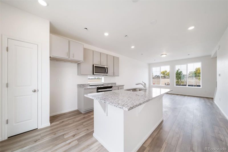 22133 E 38th Pl, Aurora, CO 80019