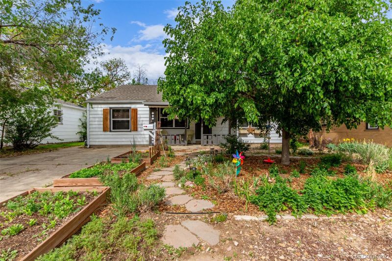 1341 Chester St, Aurora, CO 80010