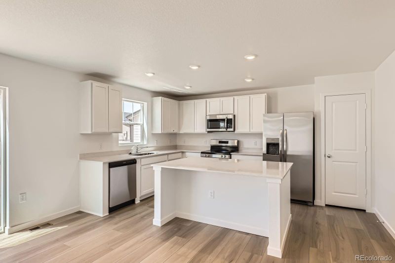 21996 E 39th Pl, Aurora, CO 80019