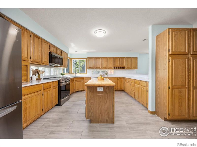 2437 Maplewood Cir E, Longmont, CO 80503
