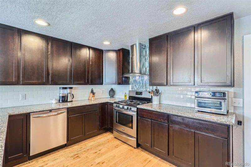 2901 N Glencoe St, Denver, CO 80207