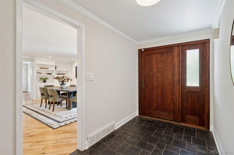 5653 E Southmoor Cir, Englewood, CO 80111