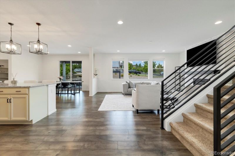 6692 S Robertsdale Way, Aurora, CO 80016