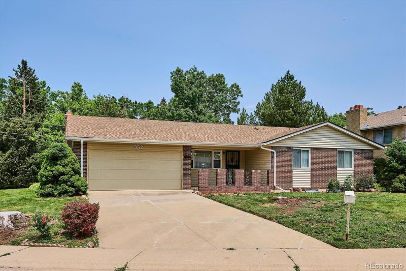 352 S Peoria Cir, Aurora, CO 80012