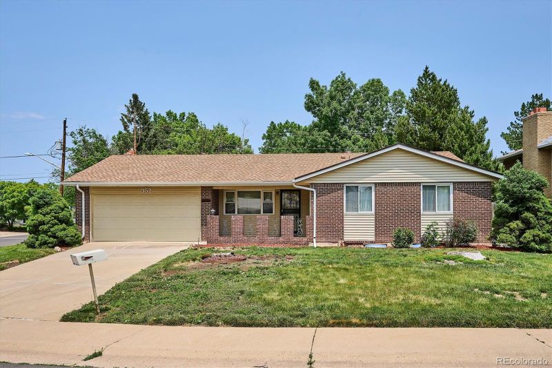 352 S Peoria Cir, Aurora, CO 80012