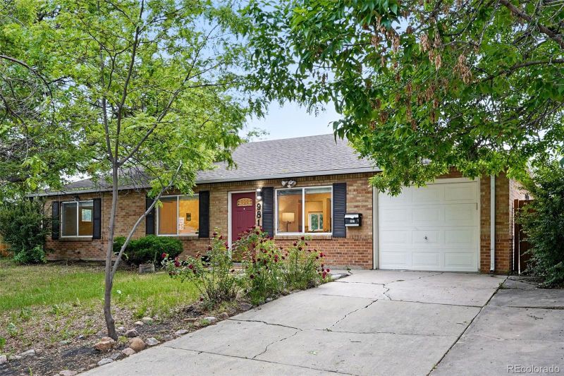 981 Ursula St, Aurora, CO 80011