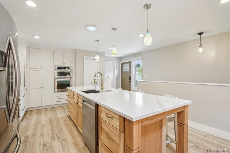 912 Oakwood Dr, Castle Rock, CO 80104