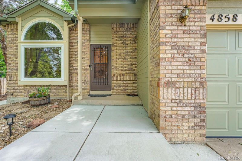 4858 S Queen St, Littleton, CO 80127