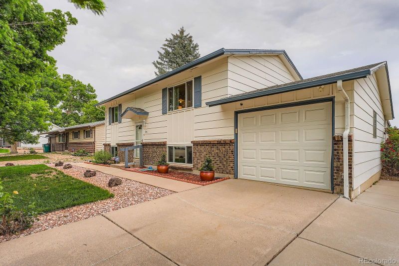 744 Memphis St, Aurora, CO 80011