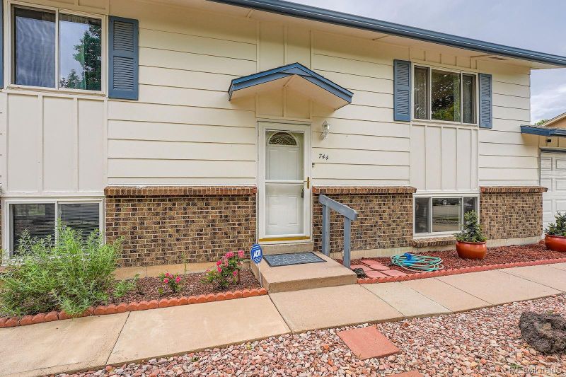 744 Memphis St, Aurora, CO 80011