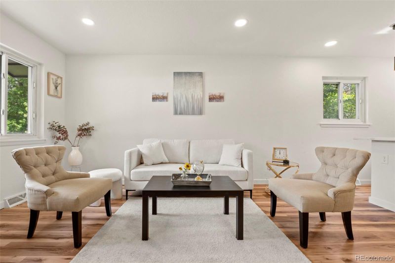 871 S Worchester St, Aurora, CO 80012