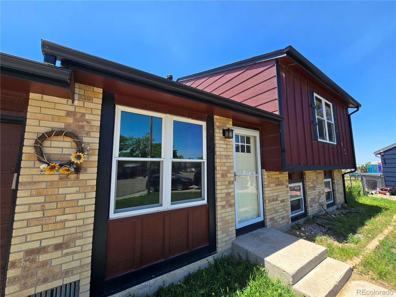 275 Mckinley Dr, Bennett, CO 80102